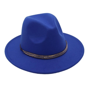 Détail du chapeau fedora bleu avec bande décorative en perles bleues et blanches