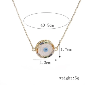 Goldene Evil Eye Kette mit bunten Kristallen und Maßangaben auf weißem Hintergrund