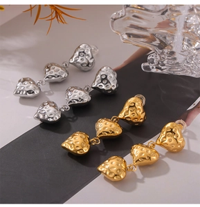 Détails de boucles d'oreilles triple cœur avec une finition martelée texturée or et argent