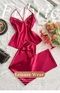 Détail d'un pyjama en satin bordeaux avec de la dentelle délicate sur le décolleté