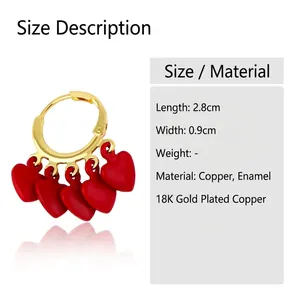 Détail de boucles d'oreilles en cuivre plaqué or 18 carats avec cœurs émaillés rouges