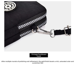 Détail du crochet en métal argenté et de l'anneau en D sur le sac banane noir Oxford