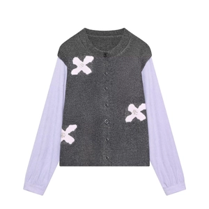 Cardigan en maille bicolore gris et lilas avec des patchs floraux en peluche douce