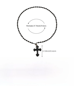 Detailoverzicht van kralen kruis ketting met 70,5cm lengte en 5,4cm hanger maten