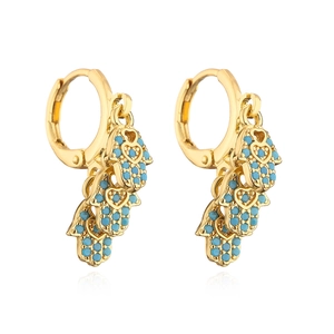Détail de boucles d'oreilles Main de Fatma plaquées or 18 carats et zircons bleu ciel