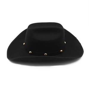 Chapeau de cowboy en feutre noir avec large bord roulé et bande à rivets dorés chic