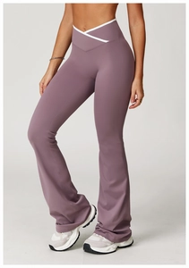 Detail der High-Waist-Yogahose mit V-förmigem Kreuzbund in staubigem Lila-Violett