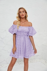 Détail d'une mini-robe vichy lavande avec taille élastique plissée et manches bouffantes
