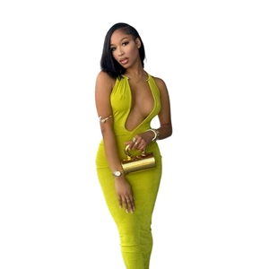 Robe longue chartreuse sans dos avec décolleté en V profond et licou métallique élégant