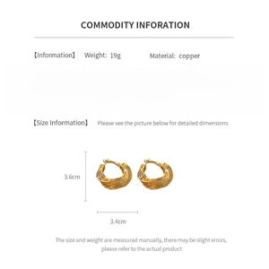 Detailed dimensions of hollow geometric gold earrings with weight and size specifications