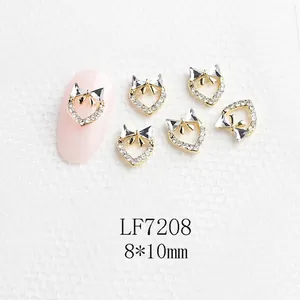Vue macro de bijoux d'ongles en cœur 8x10mm avec strass et nœuds blancs