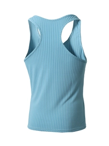 Vue détaillée de la texture côtelée bleue et du dos nageur sur un débardeur de sport pour homme