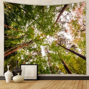 Dettaglio del arazzo da parete con motivo foresta appeso in un interno casa moderna