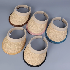 Kollektion von Raffia-Stroh-Sonnenblenden in fünf verschiedenen Farben für den Sommer