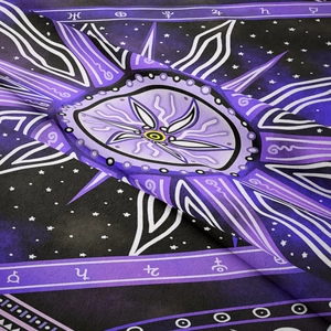 Nahaufnahme eines astrologischen Wandteppichs mit lila Stoffstruktur und Sonnenmustern