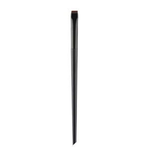 Vue macro du pinceau plat pour eye-liner et sourcils avec manche noir effilé et poils denses