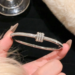 Elegante bracciale in titanio argento con triplo anello e pavé di zirconi scintillanti