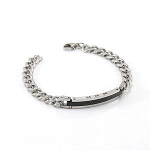 Vue détaillée d'un bracelet gourmette en acier argenté avec insert étoile noire et croix
