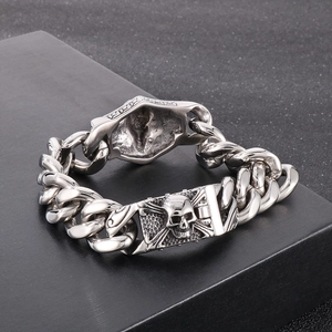 Vue détaillée du fermoir crâne sur un bracelet gourmette épais en acier vintage