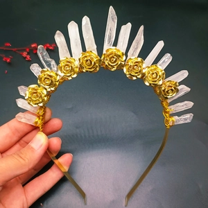 Cerchietto con fiori dorati e punte di cristallo bianco grezzo in stile corona