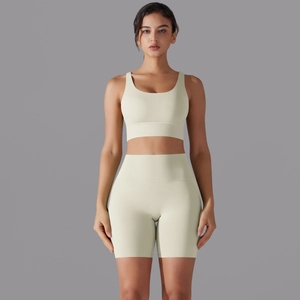 Dettaglio dei pantaloncini da yoga a vita alta senza cuciture e reggiseno sportivo beige