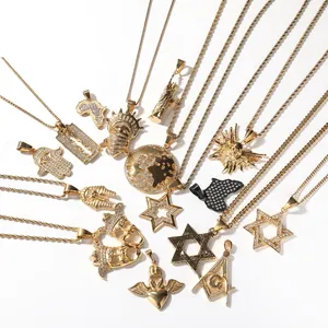Colliers hip-hop avec divers pendentifs plaqués or comprenant Hamsa et des crânes