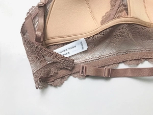 Détails de l'intérieur du soutien-gorge en dentelle avec bretelles et texture douce