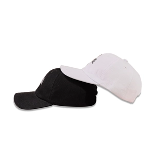 Minimalistische Baseballkappen in Schwarz und Weiß aus hochwertigem Baumwolltwill