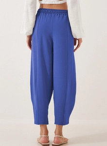 Vue arrière du pantalon harem court bleu ample à taille haute avec cordon élastique