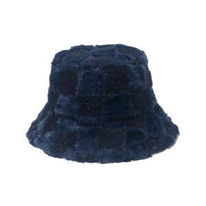 Vue détaillée d'un chapeau bob en fausse fourrure bleu marine avec texture à damier épais