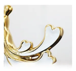 Détail macro d'une figurine de cœur en céramique avec glaçure blanche et bordure dorée