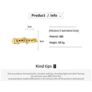 Detailed dimensions of golden geometric flower stud earrings showing 3cm width and 4cm height