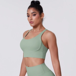 Dettaglio dei leggings a vita alta verde salvia e reggiseno sportivo coordinato