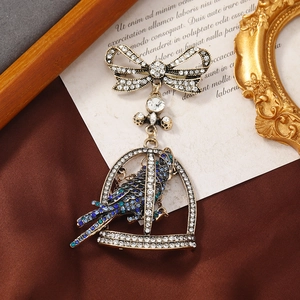 Vintage Alloy Rhinestone Parrot Birdcage Brooch For Women Bow Knot Hollow Out Animal Bird Lapel Pin Antique Gold Jewelry Accessory