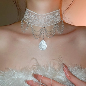 Détail du collier choker en dentelle blanche avec pampilles en perles et pendentif