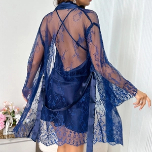 Ensemble peignoir en dentelle bleu nuit avec nuisette en satin de soie élégante