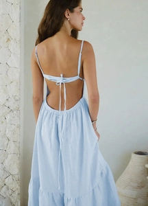 Détail de robe longue dos nu bleu clair avec fines bretelles et fermeture à lacets
