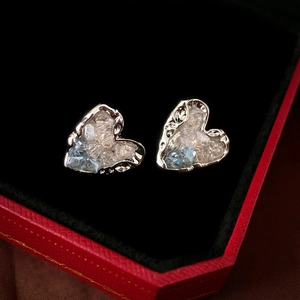 Boucles d'oreilles cœur vintage en cristal dans un écrin de bijoux rouge de luxe
