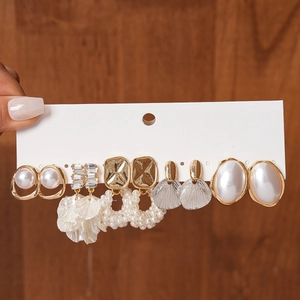 Détail d'un lot de 6 paires de boucles d'oreilles dorées avec perles et strass