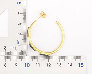 Detailed size measurement of 4cm C-shaped gold hoop earrings with black matte discs