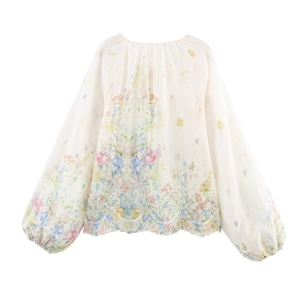 Blouse brodée style français avec manches bouffantes et ourlet en dentelle