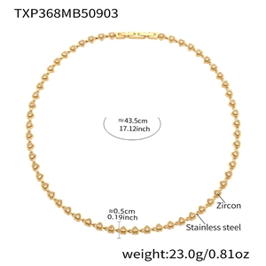 Détail du collier cœur en acier doré avec dimensions 43,5cm et détails d'incrustation zircon