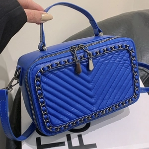 Borsa a scatola blu con trapuntatura a V, finiture a catena e manico superiore