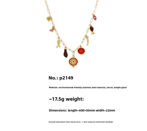 Détails du collier en acier inoxydable doré avec des charmes en zircon et de l'émail