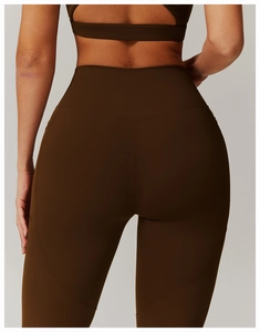 Détail arrière du legging de yoga marron à taille haute avec couture en V et poche latérale