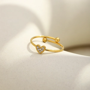 Anello a cuore placcato oro 18K con zirconi bianchi e piccoli terminali a sfera