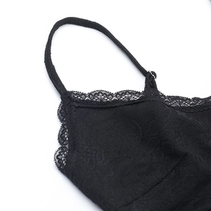 Dettaglio del delicato pizzo nero e spalline regolabili del body intimo da donna