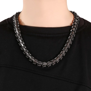 Détail du collier chaîne de dragon noir en acier inoxydable porté par un homme