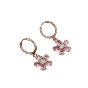 Boucles d'oreilles créoles or rose avec pendentifs fleurs roses et chaîne en acier