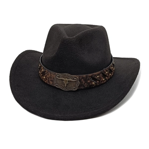 Détail de la bande léopard et de l'ornement tête de taureau sur un chapeau cowboy noir